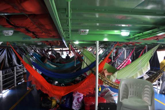 Redes ocupam o convés superior do nosso barco de Manaus à Santarém